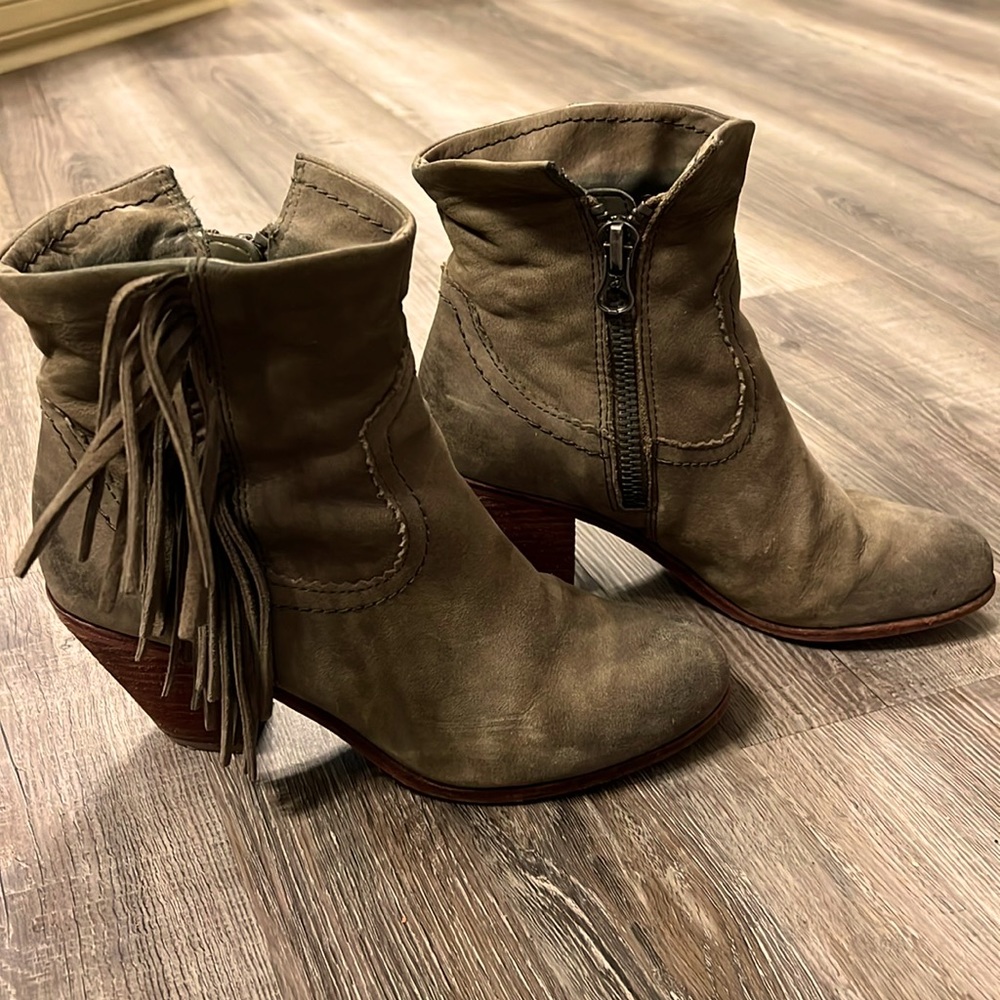 Sam Edelman Louie Suede Fringed Booties in Olive Green. 2 1/2” heel. Size 7.5.